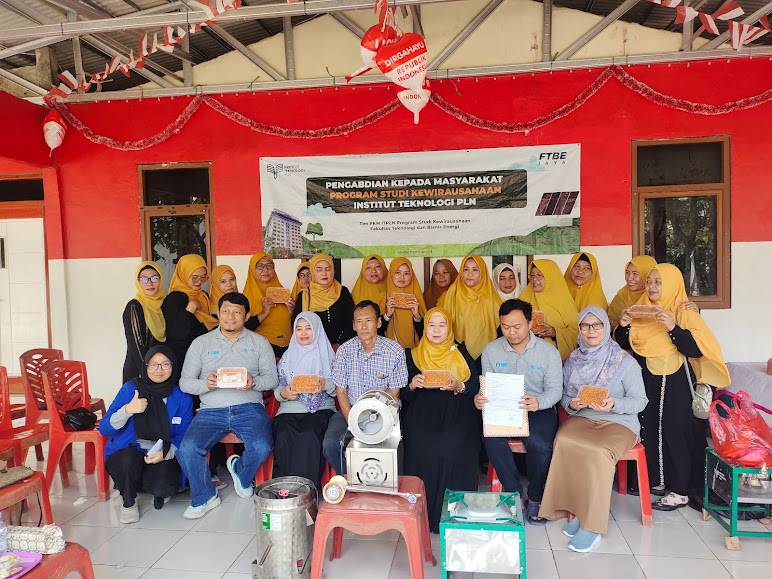 ITPLN Beri Pelatihan kepada Masyarakat Desa Pasirangin, Kecamatan Cileungsi, Kabupaten Bogor, Jawa Barat membuat Keripik Kentang Mustofa. Dok. Istimewa