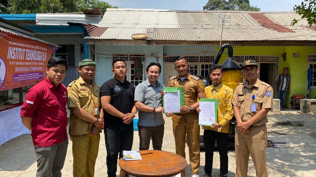 Mahasiswa ITPLN hibahkan inovasi ECO Burn (Pemusnah Sampah) untuk masyarakat di Desa Sukaraja, Kabupaten, Bogor. Dok. Istimewa