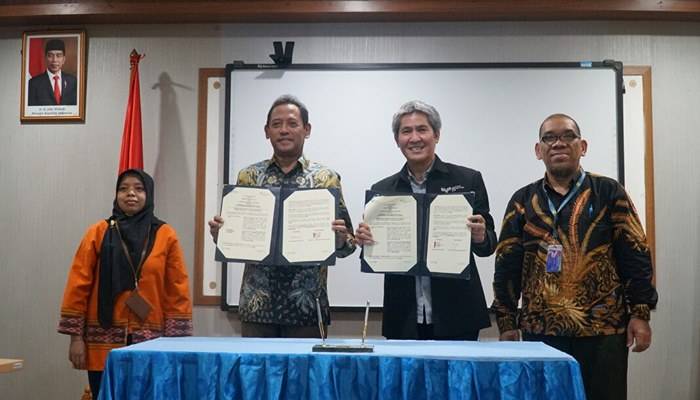 Rektor ITPLN Prof. Dr. Ir. Iwa Garniwa M. K. M.T dengan Plt Direktur Utama PT EMI Surya Fitriadi, menunjukan perjanjian kerjasama peningkatan kualitas SDM. DOk. Humas