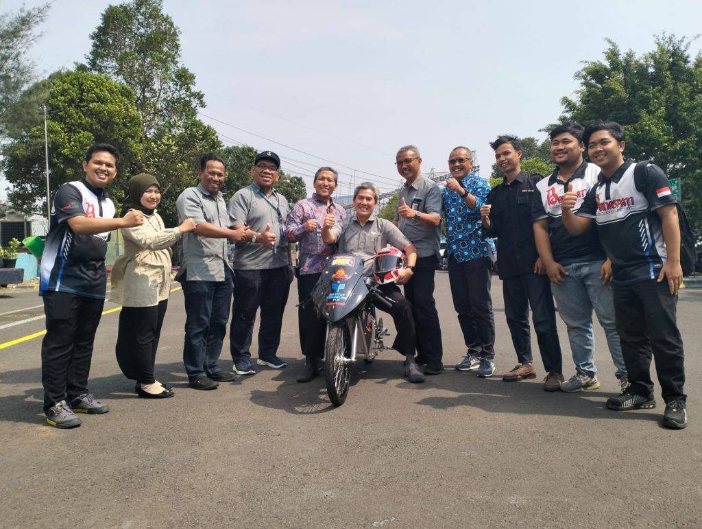 Rektor ITPLN Prof. Dr. Ir. Iwa Garniwa K.M. MT., bersama Ketua YPK PLN Supriyadi dan Wakil Rektor saat berfoto dengan motor drag balap listrik Team Banaspati Electric Motor Racing Team (EMRT). Dok. Humas